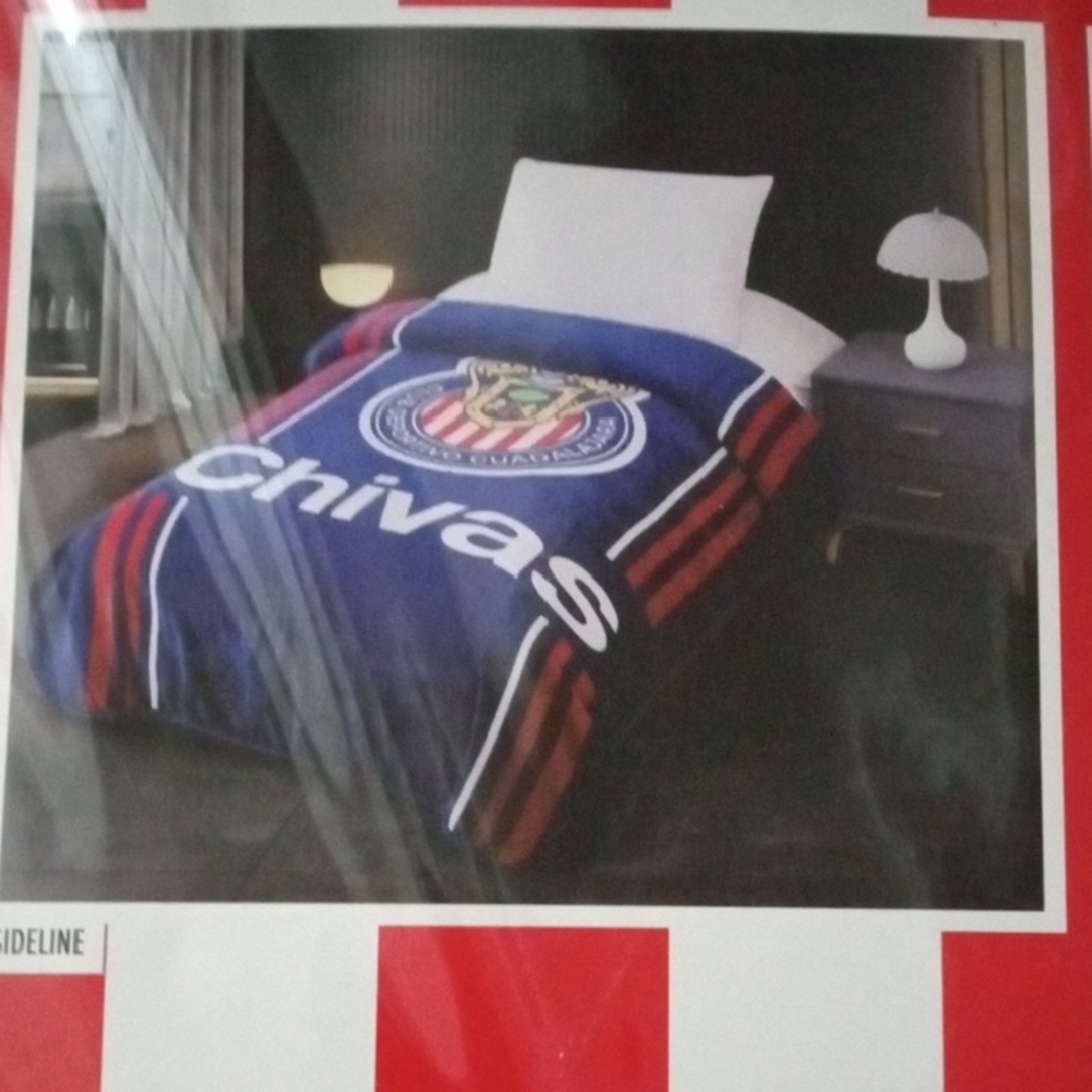 Chivas de Guadalajara Reversible Twin Soccer Blanket S.V.T Plush - Picture 2 of 7